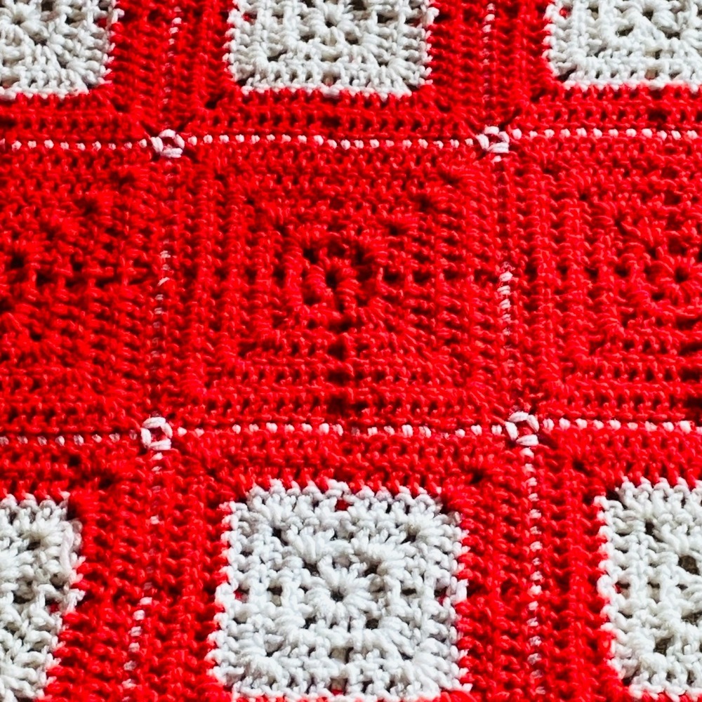 VTG Handmade Crochet‎ Afghan Blanket 73x41 Red White Square Throw Ruffle Edge - Picture 5 of 7
